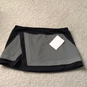 Women’s lulu lemon reflective running skirt.